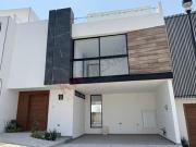 Casa en Venta en Lomas de Angelópolis III con Roof...