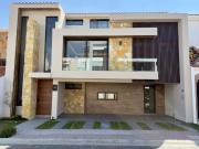 CASA EN VENTA EN LOMAS DE ANGELOPOLIS