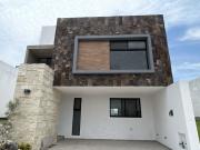 Casa con 4 recámaras y roof garden en Lomas – Parque Lisboa