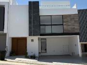 CASA EN VENTA EN LOMAS DE ANGELOPOLIS PUEBLA UBICADA A...