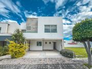 CASA EN PARQUE VENETO, LOMAS DE ANGELÓPOLIS II