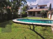 Casa en venta en Lomas de Atzingo con alberca