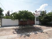 CASA EN VENTA EN LOMAS DE COMANJILLA Una sola planta y...