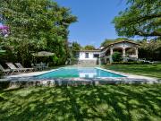 CASA EN VENTA EN LOMAS DE CUERNAVACA, CON GRAN JARDÍN Y...