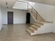 CASA EN VENTA EN LOMAS DE JURIQUILLA. CON RECAMARA EN PB