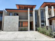 Casa en Venta en Lomas del Campanario, 3 Recámaras,...