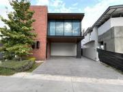 Casa en Venta en Lomas del Molino con 3 Recamaras y 2...