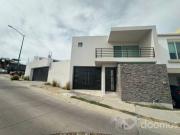 Casa en venta en Lomas del Refugio con doble terreno y...