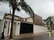 Casa en Venta en Los Cristales Monterrey con Amplios...