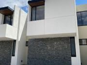 CASA EN VENTA EN LOS LAGOS