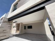 Casa en Venta en Los Viñedos Con Recamara en Planta...