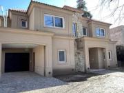 Casa en venta en CC Mapuche, sobre lote central, de...