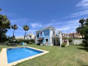 Casa en venta en Manilva, La Duquesa. Villa...