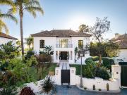 Casa en venta en Marbella, Casco Antiguo. Elegante Villa...