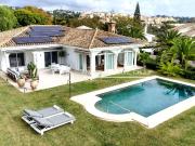 Casa en venta en Marbella, Elviria. Exuberante Villa con...