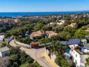 Casa en venta en Marbella, Elviria. Villa de ocho...