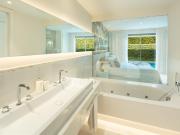 Casa en venta en Marbella, Guadalmina Alta. Villa en...