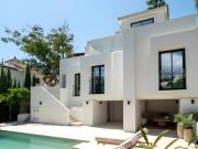 Casa en venta en Marbella, Nueva Andalucía centro. Villa...