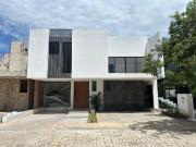 CASA EN VENTA EN MERIDA, CON CASA CLUB, GYM, SALON,...