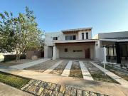 CASA EN VENTA EN MERIDA F 2112, 6 REC. PARQUE CENTRAL...