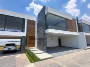 Casa en venta en metepec con diseño moderno y jardín interno