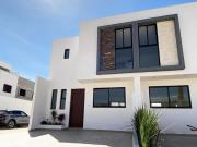 Casa en venta en Parque Real, Cuautlancingo. 2 niveles,...