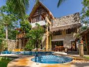 Casa en Venta en Parque Xcaret – 4 Recámaras con alberca...