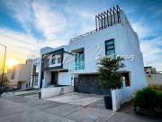 Casa en Venta en Parques Vallarta | 4 Recámaras, Roof...