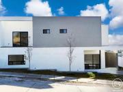 CASA EN VENTA EN PASEO DE LAS LOMAS EN ESQUINA Y FRENTE...