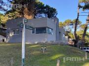 Casa en venta en Pinamar. Moderna y muy luminosa. 3 dorm...