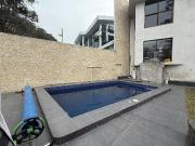 Casa en venta en Portón de las Flores con alberca y...