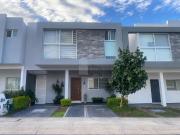 Casa en venta en privada con alberca y baño en cada... Casa en venta en privada con alberca y baño en cada...