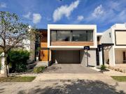 CASA EN VENTA EN PRIVADA EQUIPADA, PANELES SOLARES...