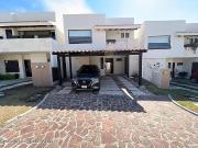 Casa en venta en privada frente a jardin altozano 3...