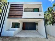 Casa en venta en privada Parque Central en Cholul en...