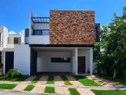 CASA EN VENTA EN PRIVADA PARQUE NATURA, AL NORTE DE...