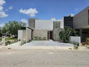 CASA EN VENTA EN PRIVADA RESIDENCIAL ALURA, CHOLUL