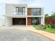 CASA EN VENTA EN PRIVADA RESIDENCIAL UBICADA EN SITPACH,...