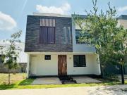 Casa en Venta en Privanza, zona Solares. Frente a parque