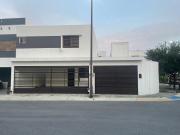 CASA EN VENTA EN RADICA APODACA CON EXCEDENTE EN ESQUINA...