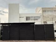 Casa en venta en Residencial el Refugio con recamara en...