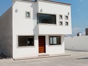 Casa en venta en Residencial Fresnos 4 recámaras Cacalomacán