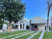 Casa en Venta en Residencial LAGOS DEL SOL de 4...