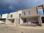 Casa en venta en Residencial Puerta de Hierro zona sur...