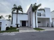 CASA EN VENTA EN RESIDENCIAL Y CLUB DE GOLF LA...