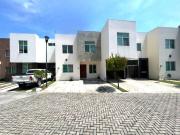 Casa en venta en Rincón de Bugambilias con alberca y...