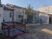 CASA EN VENTA EN SAN MARTIN CON COCHERA Y JARDIN