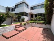 Casa en venta en Satélite. En calle privada con parque