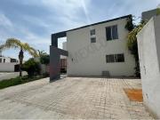 Casa en venta en Senderos, frente a área verde y con...