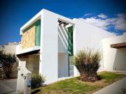 Casa en Venta en Sierra Nogal, 4 recámaras, cerca de...